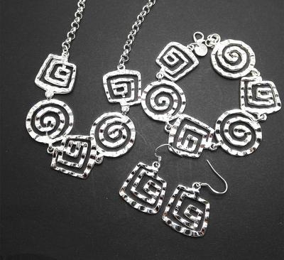 Beliebtes Silberschmuck-Set: Quadratische Halskette, Armband und Ohrringe mit Gewinde