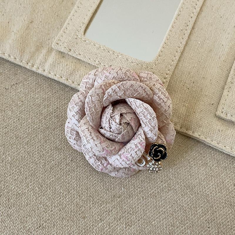 Light Luxury And High-End Sense, Small Fragrant Wind, Camellia Brooch, Femininity, Trendy And Versatile Woolen Coat, Suit Pin Accessories