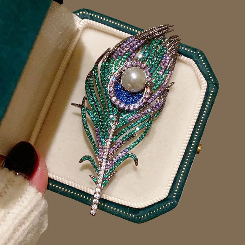 Luxury Crystal Peacock Feather Brooch Vintage Cheongsam Corsage Temperament Blazer Clothing Jewelry Accessories Wedding Badge
