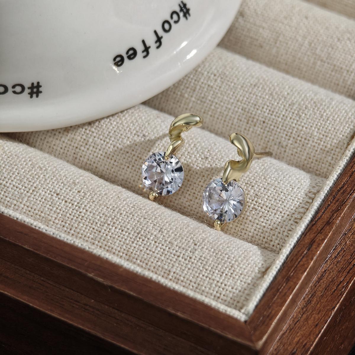 French Gold Super Flash Personalized Diamond Stud Earrings Cold Wind Fashion Light Luxury High-End Earrings Women
