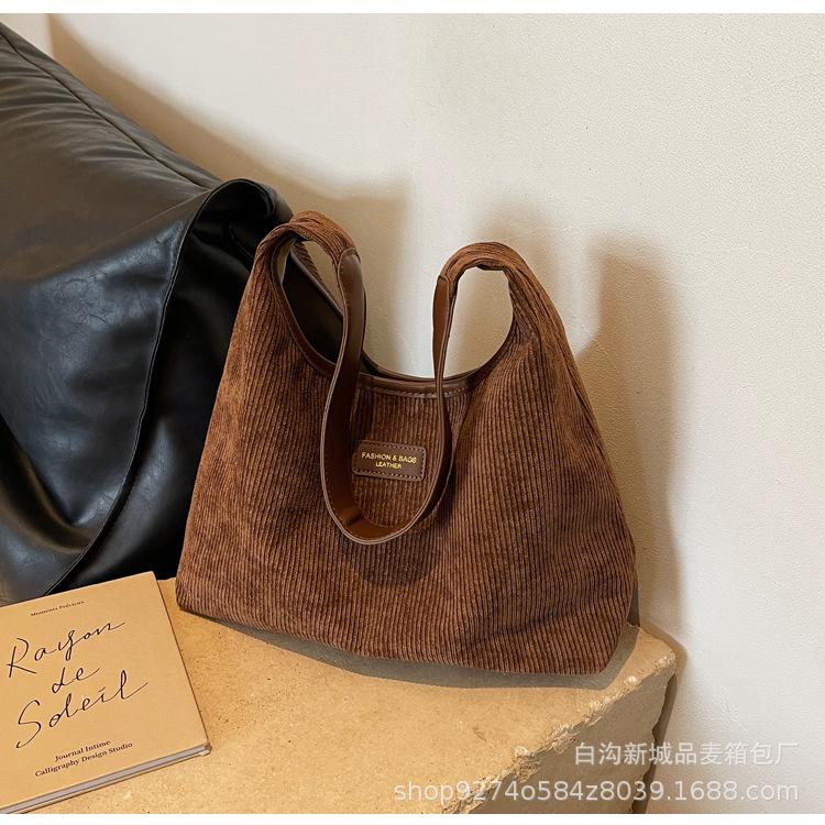 

Fashionable flannel bag women s 2025 new trendy autumn and winter large-capacity versatile shoulder bag explosive commuter tote bag кофейный