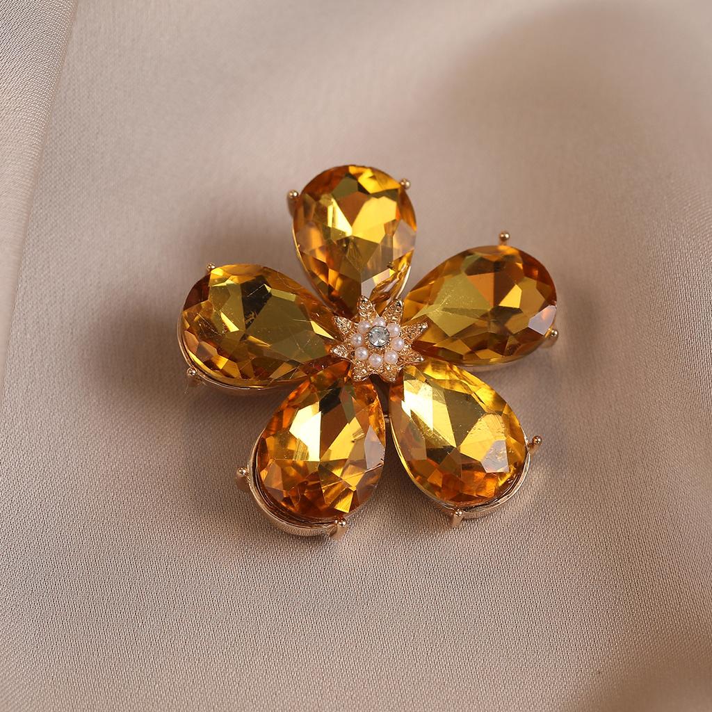 Retro Petal Alloy High-end Brooch, Elegant and Light Luxury Crystal, Personalized Coat Sweater Corsage