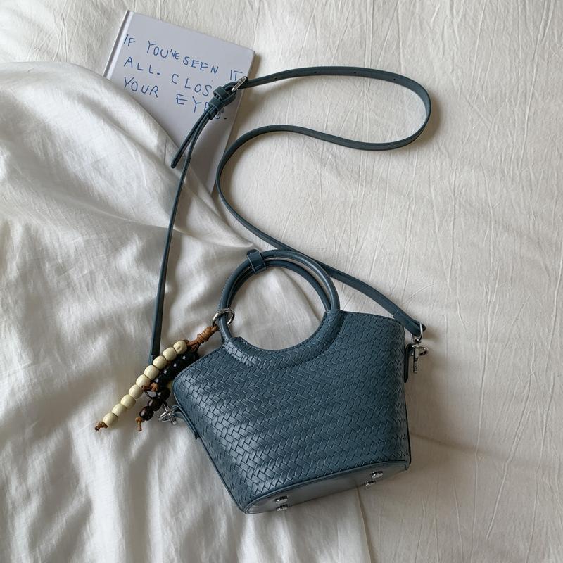 

Large-capacity commuter woven bag women s 2025 retro new high-value vegetable basket bag fashionable shoulder messenger bag