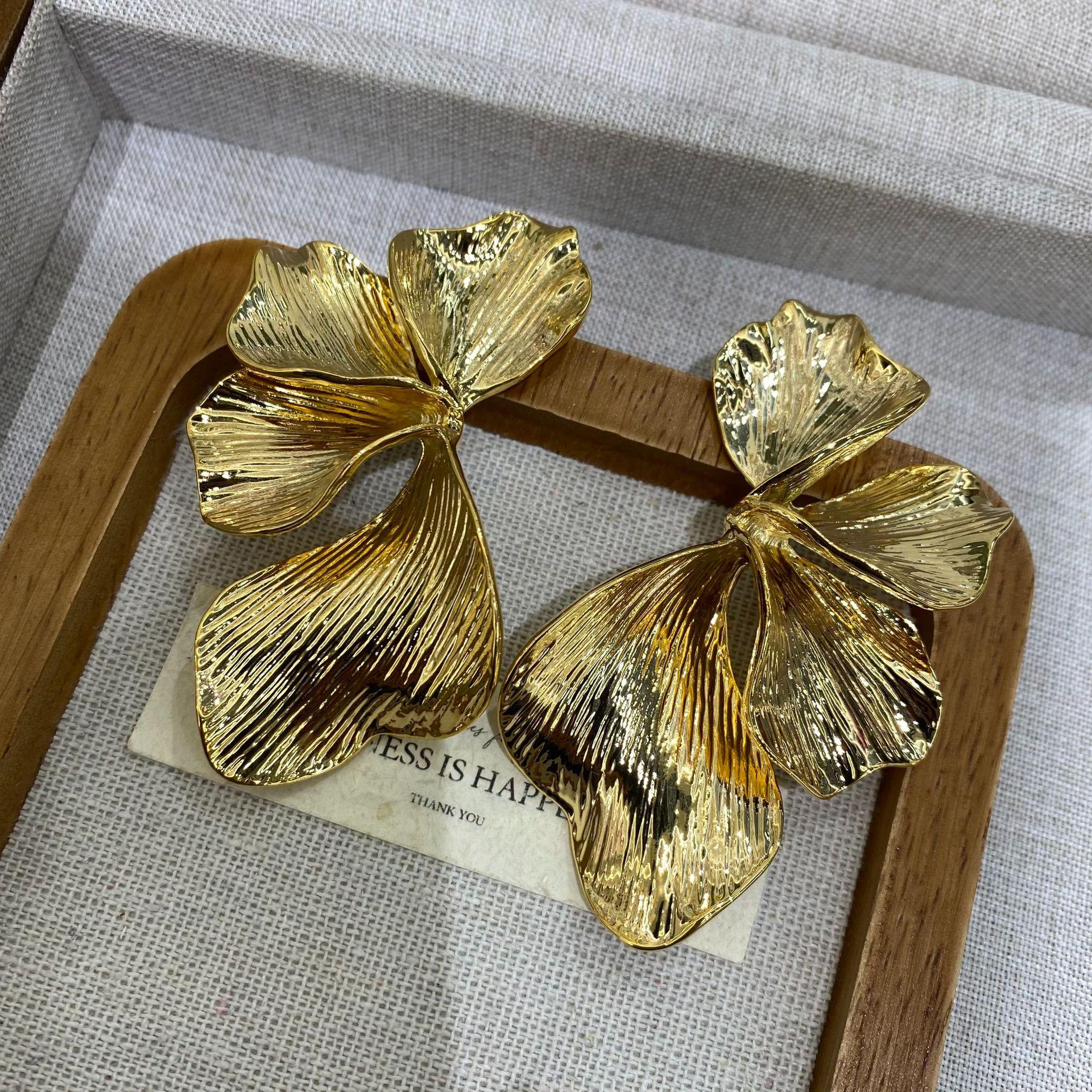 

Irregular Pleated Petal Stud Earrings Female 2026 Trendy Fashion Personality Internet Celebrity Temperament Versatile Earrings