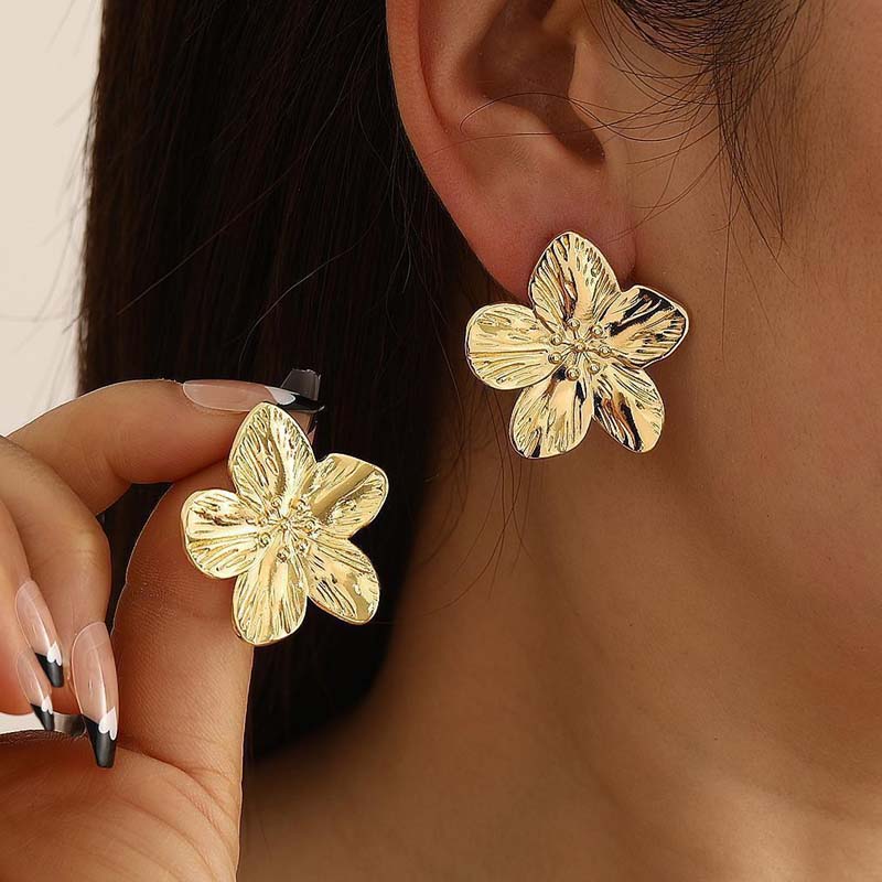 Vintage Metal Pleated Leaf Stud Earrings For Women Exaggerated Gold Irregular Petal Piercing Earring Party Ear Accessories