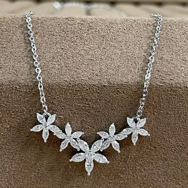 

Lnngy Exquisite Moissanite Diamond Necklace for Women Pure 925 Silver Flower Pendant Necklaces Trend Jewelry 40-45CM