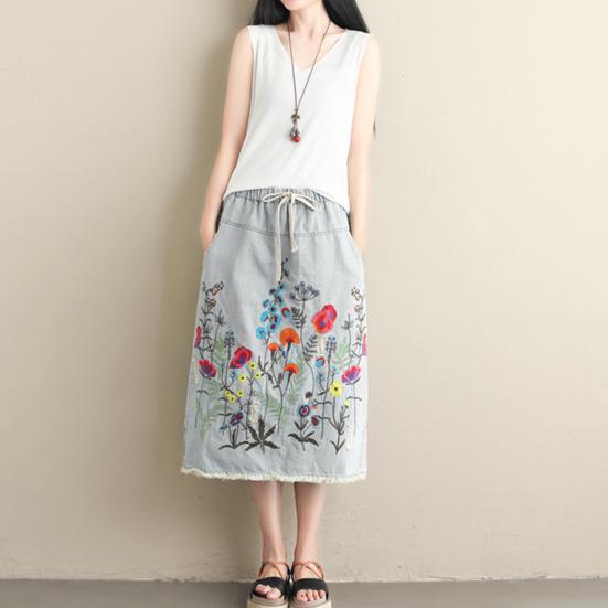Women Midi Skirt Elastic Drawstring Waist Embroidery Flower Pattern Denim Skirt with Pockets Side Split Hem Skirt
