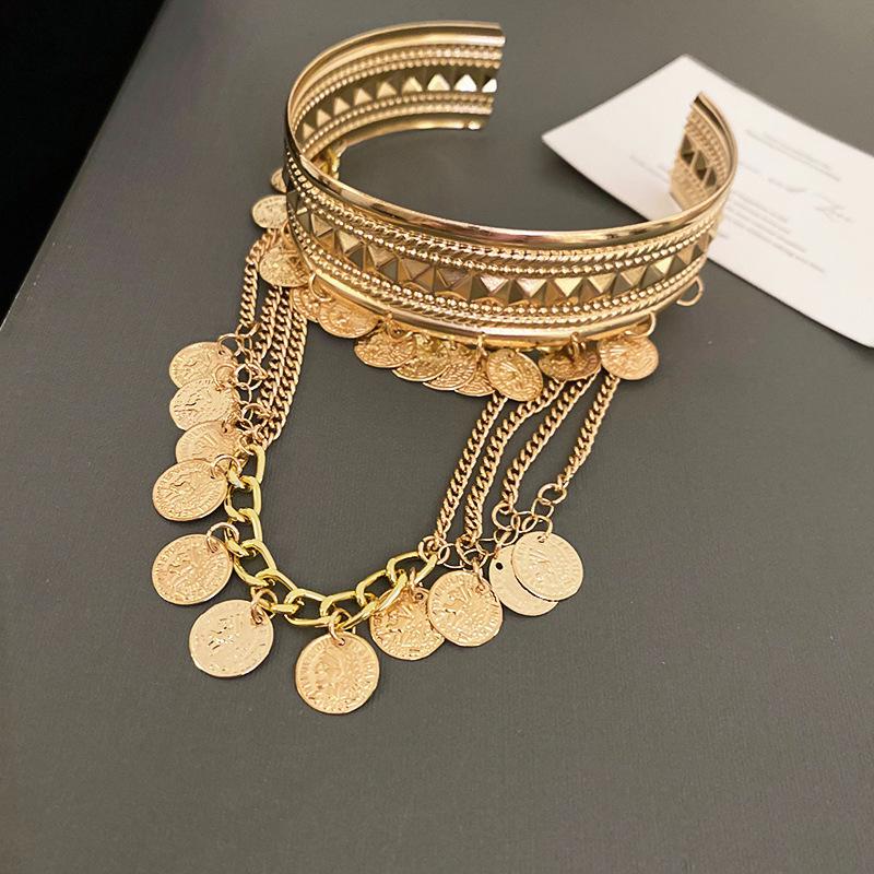 European & American Pleated Metal Bangle: Elegant Cold-Style Bracelet with High-End Luxury Design