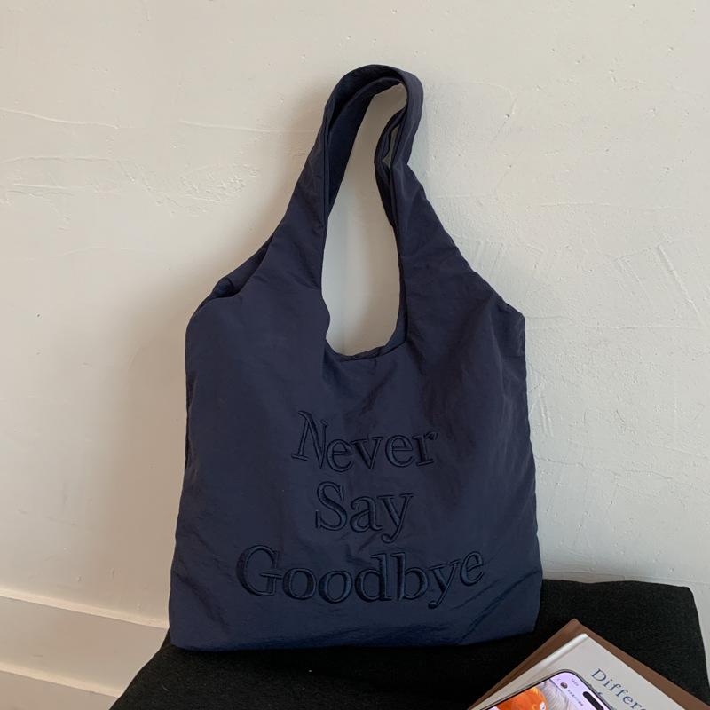 

Простая повседневная сумка-багет с вышивкой букв, лето 2025, новая, макарон, большая вместимость, однотонная сумка через плечо темно-синий