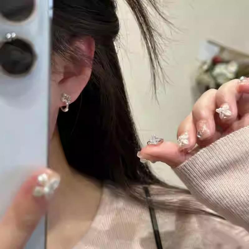 Cold wind simple hollow flower ear buckle light luxury niche design high-end earrings exquisite fashion temperament earrings