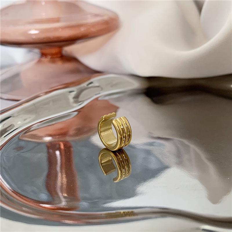 Orecchini a clip dell'orecchio: Bracciale a Tre Anelli Senza Foratura, Superficie Liscia con Stile Giapponese-Coreano Raffreddato in Oro.