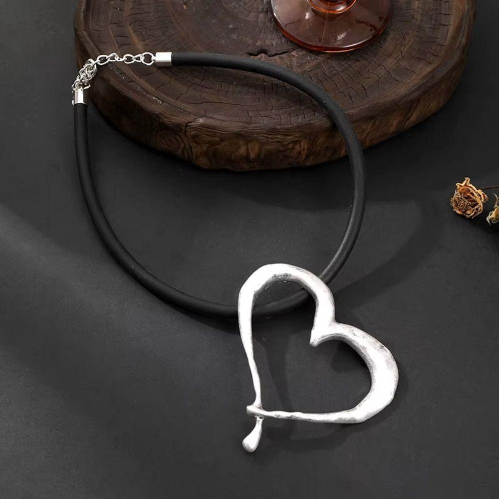 Metal Material Heart Pendant Necklace Vintage Style Love Pendant Necklace  Daily Accessories