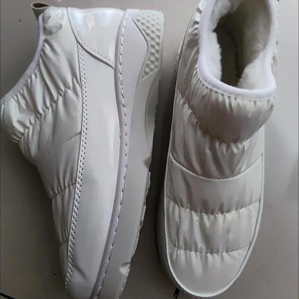 Autumn and Winter 2022 New Waterproof Thickened Warm Cotton Shoes Fashion Versatile Snow Boots Women's Short Tube Flat Bottom