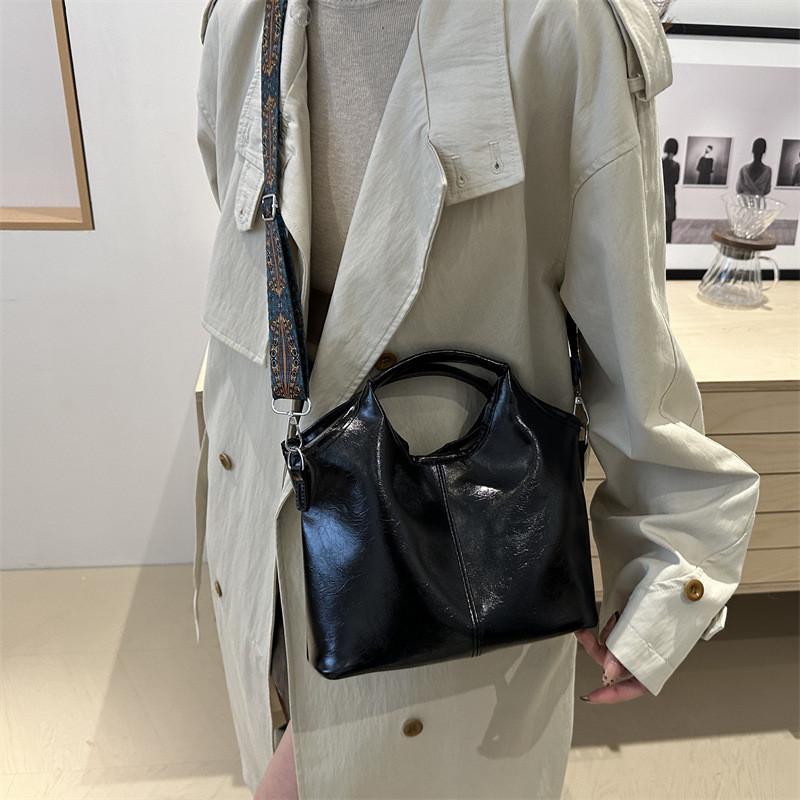 Elegant And Stylish Large Capacity Tote Bag For Women Perfect For Autumn Winter Fashion