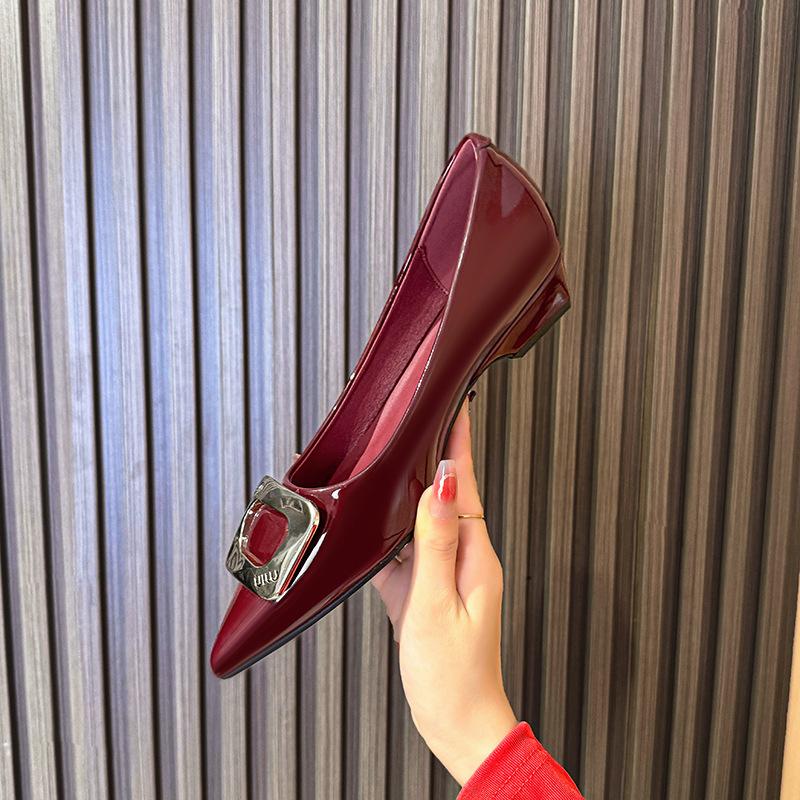 

Остроносые лаковые туфли-лодочки бордового цвета на низком каблуке, с открытым вырезом, женские, 2025, новые, весна-осень, женские туфли, нюдовые туфли на высоком каблуке, на толстом каблуке 40 бордовый