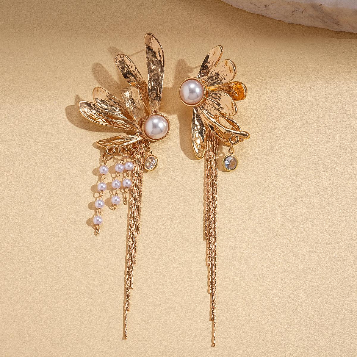 Серьги-гвоздики серебряные с имитацией циркона, жемчуга, бахромой, асимметричные, цветочные, нишевые серьги