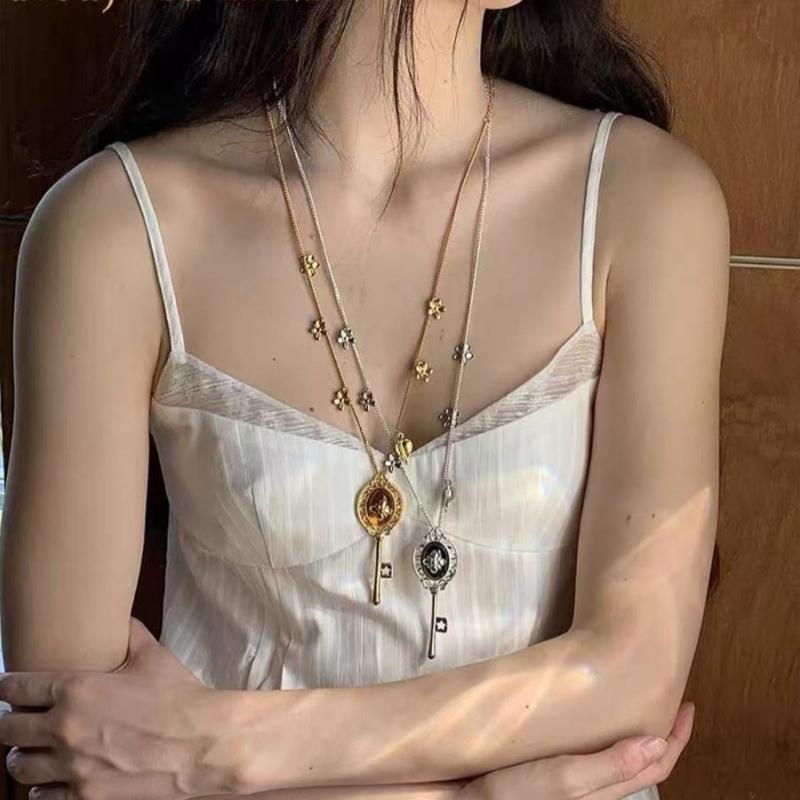 Mysterious Key Pendant Necklace Feature Adjustable Chain Length Gold/Silver Key Charm Collarbone Chain Gift