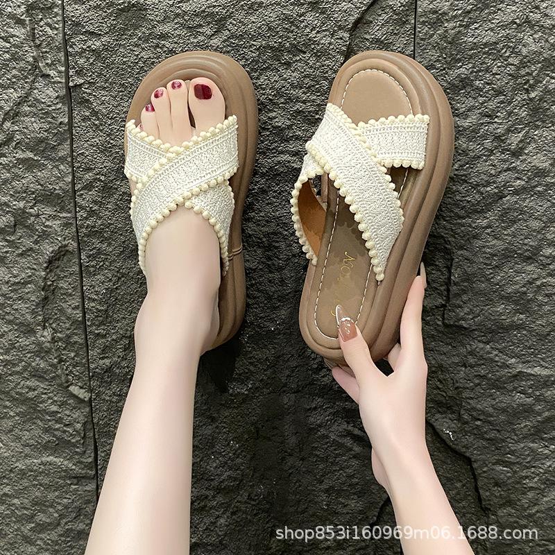 Thick-soled one-word slippers for women to wear 2025 summer new models with skirts crossed, high-end seaside beach cool slippers
