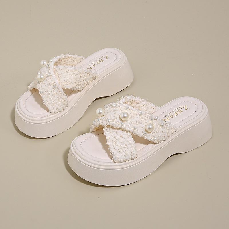 Internet Celebrity Beautiful Casual Pearl Slippers Summer Wear 2025 New Student Thick Bottom Beach Fashion One Word Cool Slippers