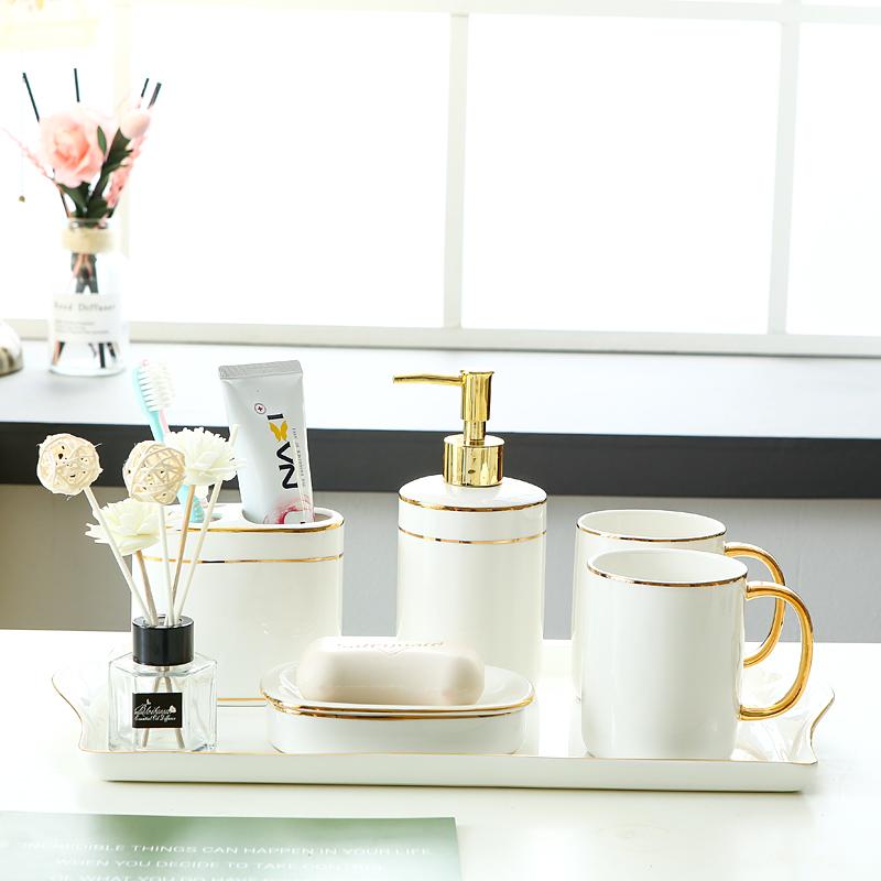 

Набор для ванной комнаты с подносом, керамическая бутылка с гелем для душа, бутылка с жидкостью для мытья рук, мыльница, стаканчик для ополаскивателя для полости рта, туалетные принадлежности