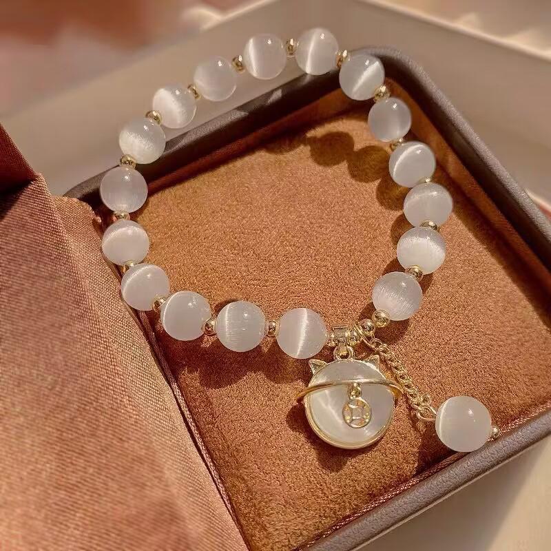 Pulseira de contas de opala requintada para mulheres, elegante, pingente de gato da sorte, pulseiras elásticas, joias leves de luxo, presentes para meninas