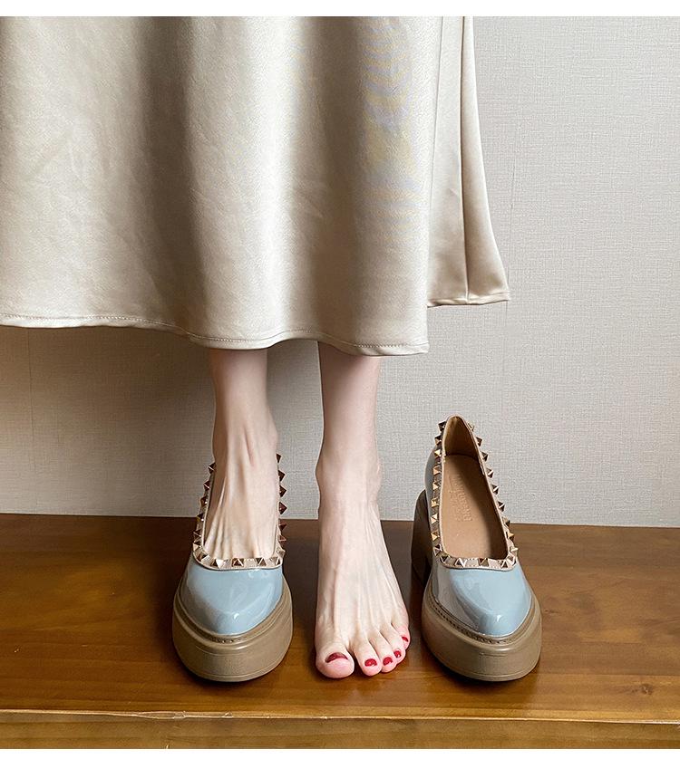 2025 Damskie buty w stylu koreańskim ze szpiczastym noskiem i ukrytym obcasem - Ćwiekowane, kolorowy blok, lakierowana skóra