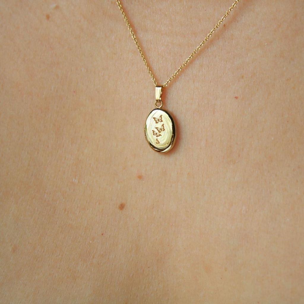 Butterfly Shell Necklace with Photo Album Frame - Gold Retro Design