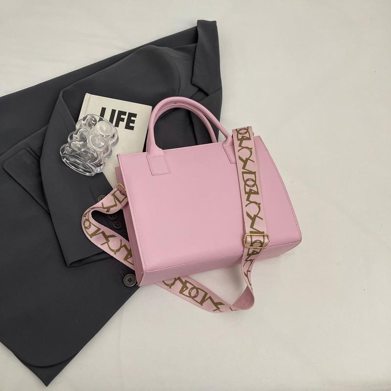 

Сумка с широким плечевым ремнем женская 2025 новая весна и лето универсальная трендовая сумка-тоут для поездок на работу европейская и американская мода портативная сумка-мессенджер розовый