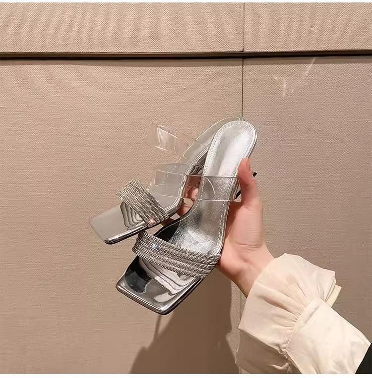 

Шлепанцы женские модные 2025 новые летние женские туфли средний каблук толстый каблук кристальные прозрачные с надписью женские крутые шлепанцы 35