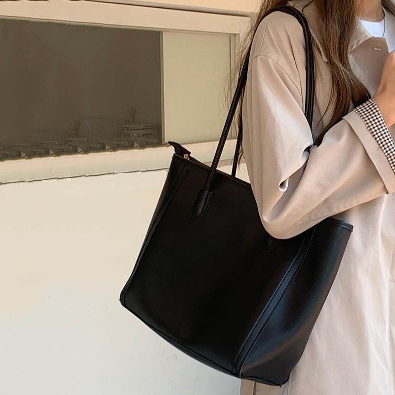 2026 Women New Korean Style Versatile Tote Bag Fashion Shoulder Commute Bag Female Classic Retro Large Capacity Casual Handbag