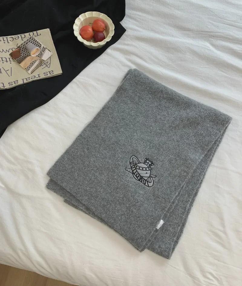 Wełniany szalik z haftem planetarnym - Ciepły szal damski