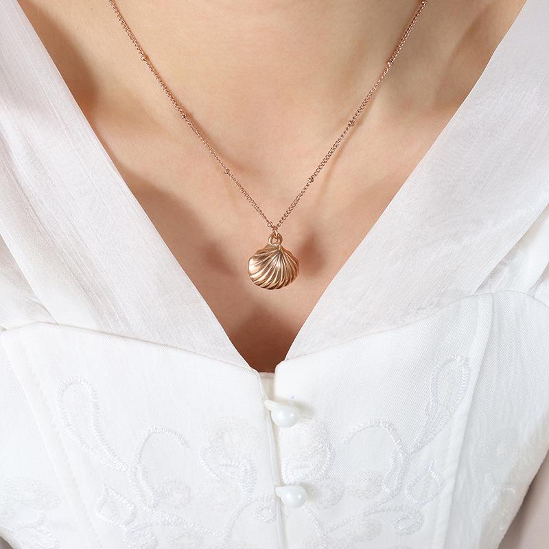 Korean Style Fashion Seashell Pendant Necklace, Gold Plated, Fade Resistant, Perfect for Commute, Travel, and Vacation.