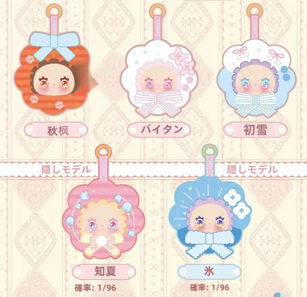 [LIILA TOYS] Pluszowa Zabawka Serii Shin Shin Karei Autentyczna, Świeży Zapach Uroczy Maskotka 12cm z Koronkowymi Falbankami i Dużą Wstążką Idealna na