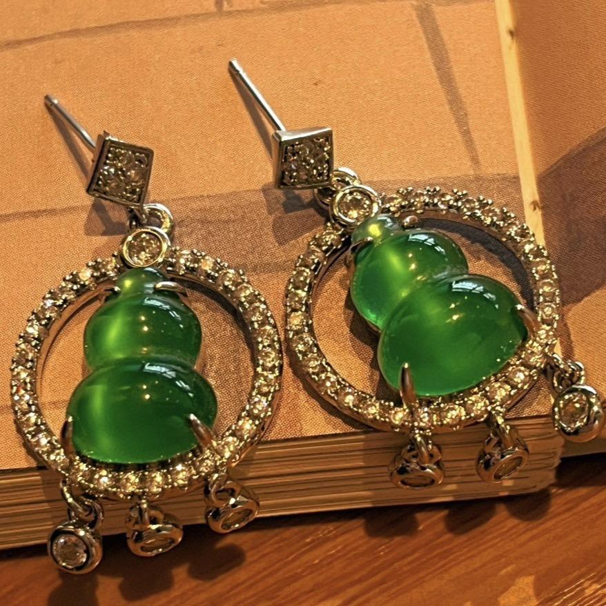 

Full Green, Yang Green, Natural Agate Green Chalcedony Earrings, Women S Opening Is Slightly Inlaid, And The Real Shot Is Fidelity.