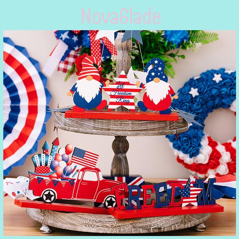 Feestelijke 4 juli-decoraties: houten kabouter tafelornament met opschrift.