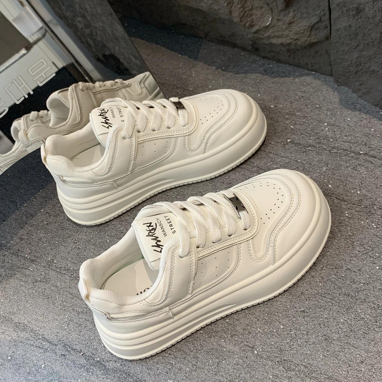 

Fashion Hot Selling Black Fleece-lined Casual Sports Shoes Women s Winter Versatile Niche Bread Shoes Thick Bottom Board 2025 New Style 35