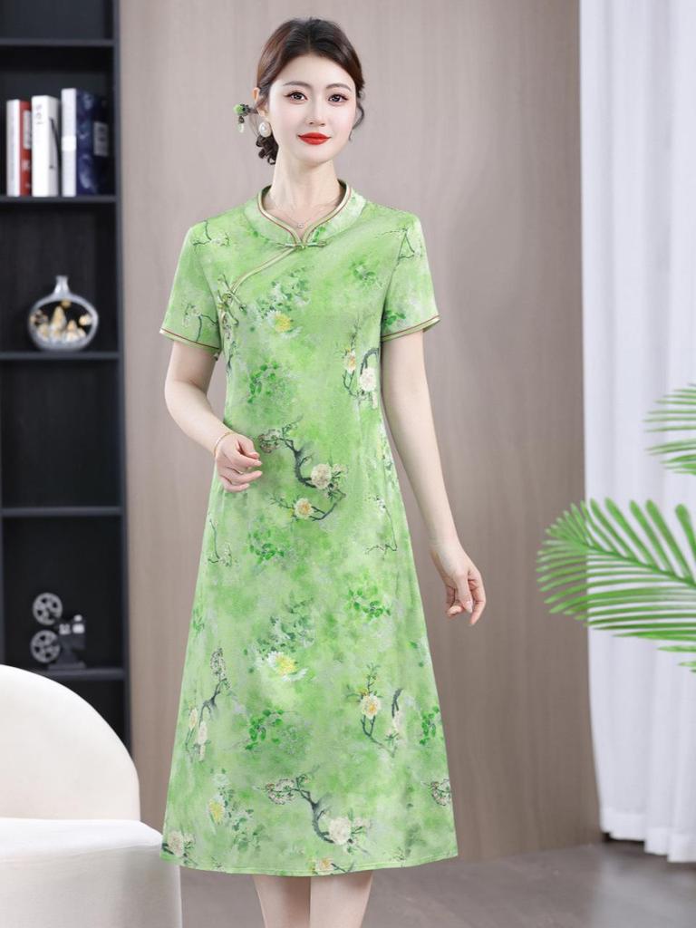 2026 Summer Elegant Chinese Qipao: Stylish Short-Sleeved Dress for Middle-Aged & Elderly Women.