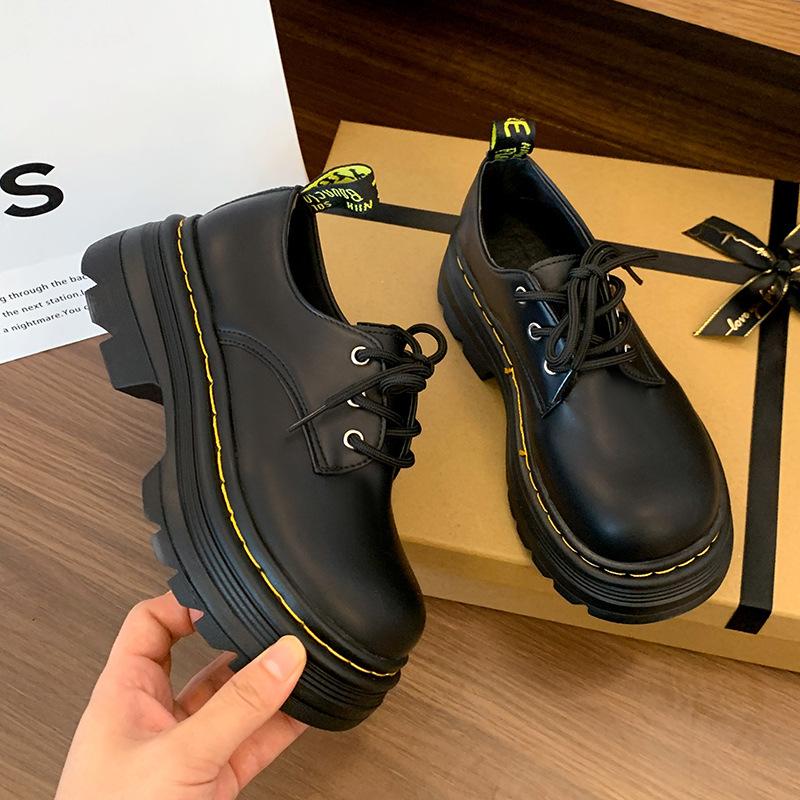 

Женские туфли на платформе в британском стиле, маленькие, кожаные, осенняя новинка 2025, на шнуровке, с увеличенной высотой, на толстом каблуке, jk, однотонные, женские, осень-зима, студенческие 35 чёрный