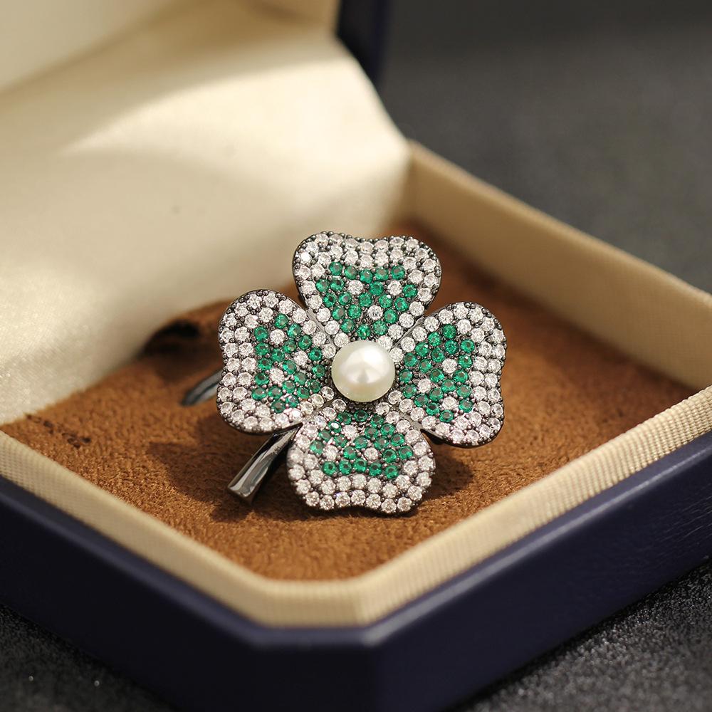 Lucky Four-leaf Clover Brooch Niche Design Sense Small Fragrance High-end Brooch Pin Buckle Men's and Women's Shirts Suit Accessories