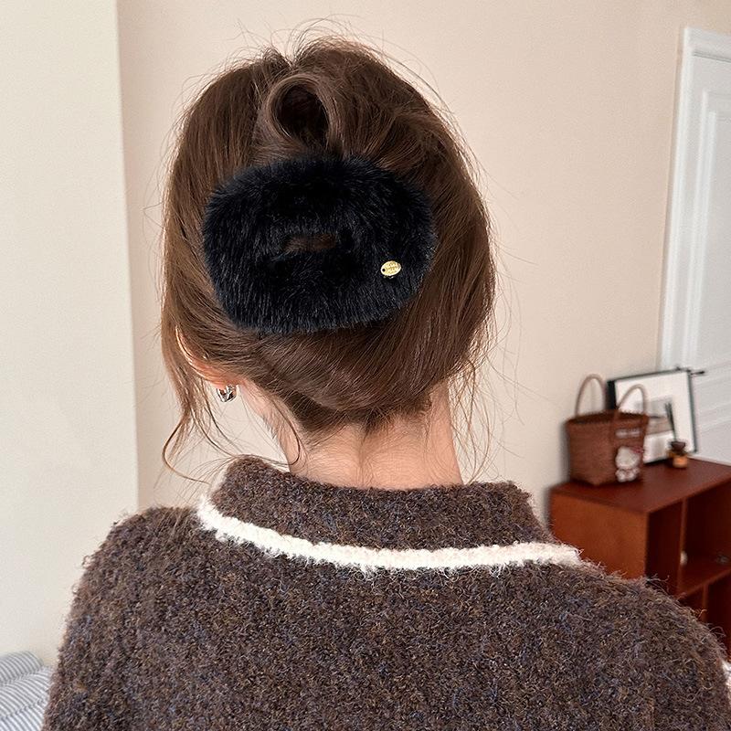 Acrylic Plush Leopard Print Hairpin, Exquisite Grab Clip, Large Hair Volume, Casual Autumn and Winter Hair Accessories for Women