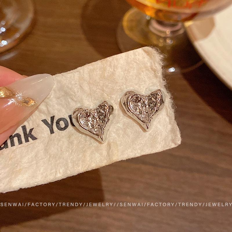 Сложенные неправильные серьги-гвоздики в форме сердца Женские серьги холодного ветра с темпераментом Годовые уши