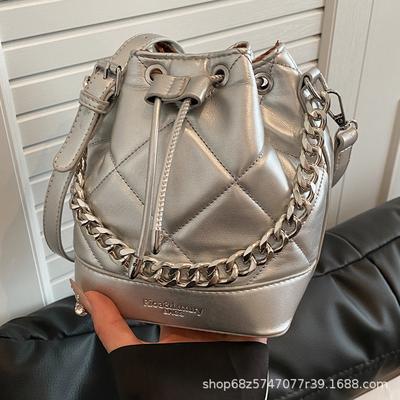 Einfache kleine Duftstil Kordelzug Speibeutel Damen 2025 Frühling und Sommer neue Mode Rhombus Kette Umhängetasche zum Pendeln