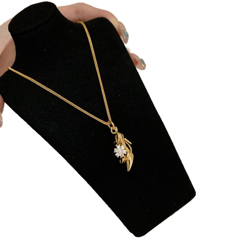 Medieval Vintage Point Diamond High Heels Necklace Exquisite High-End Personality Pendant Can Pull Collarbone Chain