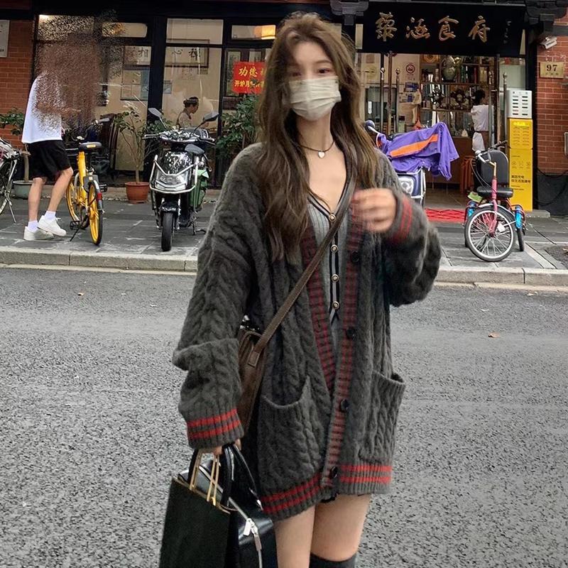 V-neck twist striped thick needle single-breasted sweet pink sweater jacket loose and warm ladies sweater cardigan in autumn and winter 7058 one size fits all 2277₽