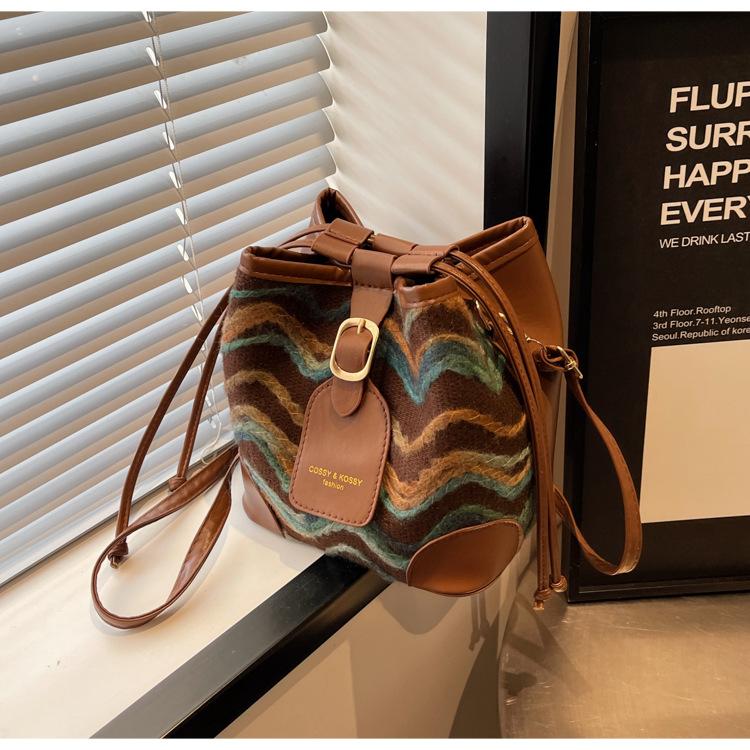

Bohemian wind bucket bag women s fashion new spring and summer casual fashion shoulder bag niche commuter messenger bag коричневий
