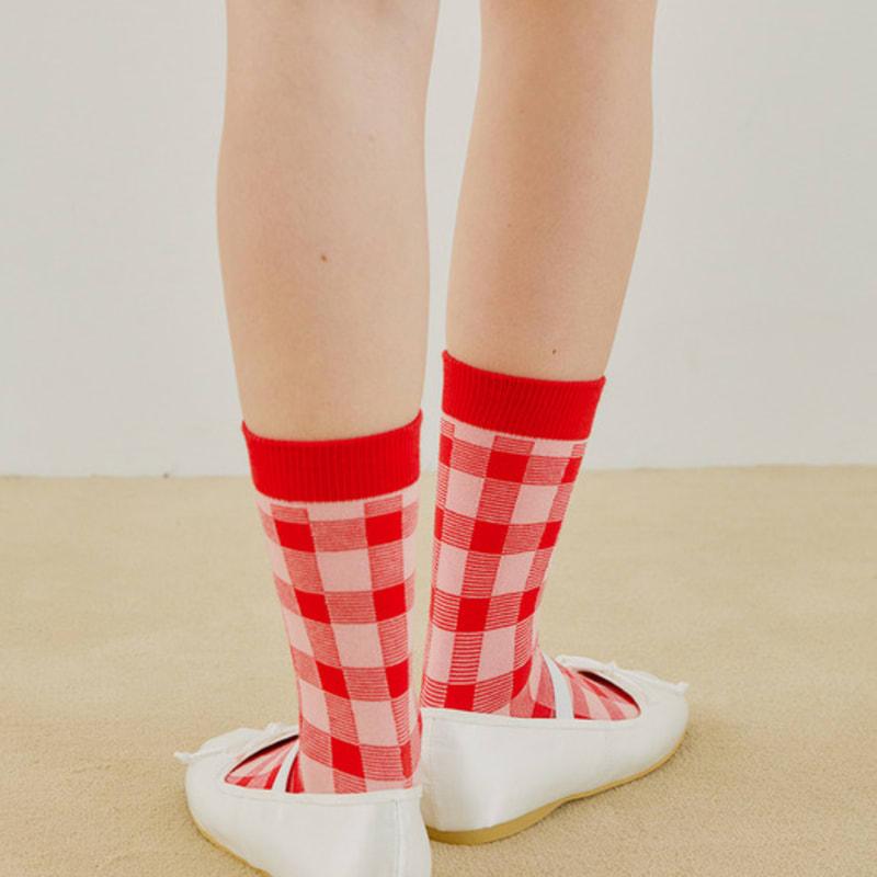 MONTH IN MONTH OUT check your socks_pink&red