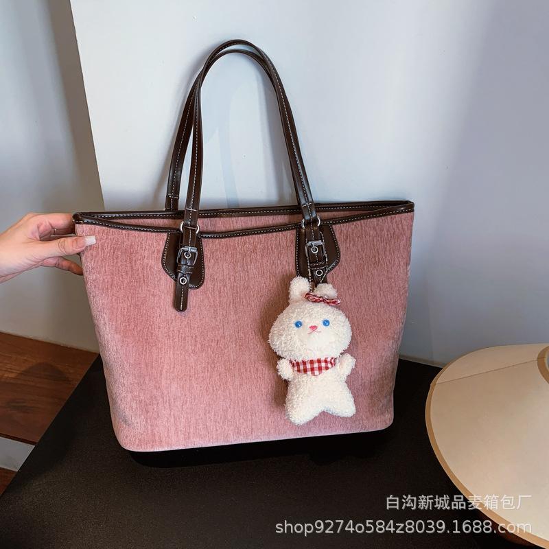 

Popular fashion big bag women 2025 new manufacturer simple commuter tote bag with pendant shoulder bag розовый