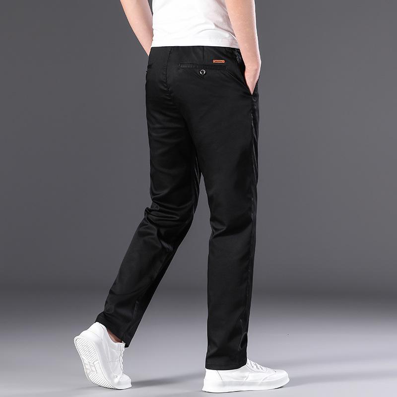 Męskie spodnie bawełniane na jesień z prostymi nogawkami, elastyczne, niegniotące się, naturalnie układające się, idealne do codziennych, biznesowych stylizacji w średnim wieku