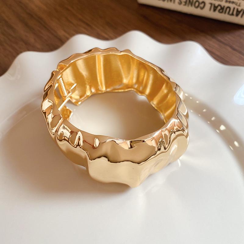 Schickes High-End-Metallarmband: Eleganter, Einzigartiger und Mutiger Damenschmuck