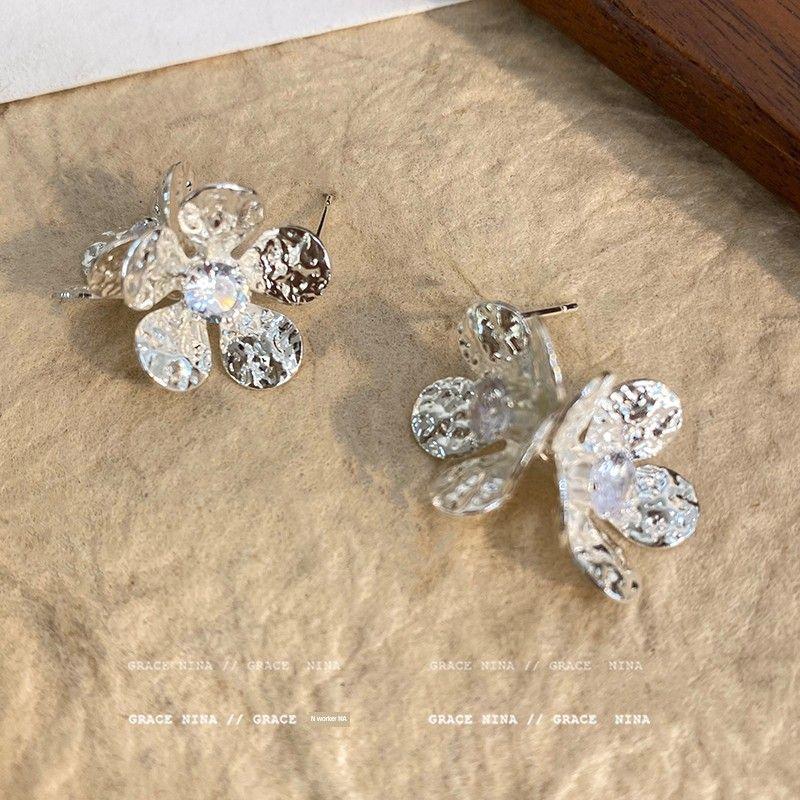 

Gas Reservoir Can t Live! Texture Shiny Diamond Flowers Ear Studs Accessible Luxury Fancy Elegant Earrings Unique and Beautiful Earrings for Women Silver flash Diamond Flower stud earrings